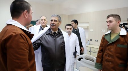Zakir Həsənov hospitalda müalicə olunan hərbçilərlə görüşdü