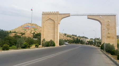 Bir qrup ağdamlı yeni ili şəhidlər xiyabanında qarşılayıb - FOTO