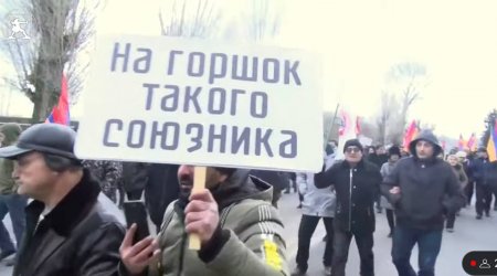Gümrüdə polis anti-Rusiya aksiyasının iştirakçılarını saxladı - VİDEO