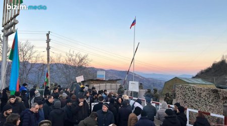 Laçın-Xankəndi yolunda erməni vəhşiliklərini əks etdirən plakatlar quraşdırıldı - FOTO
