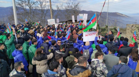 Şuşaya qar yağmasına baxmayaraq, etirazçılar aksiyanı davam etdirirlər