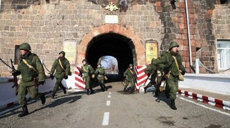 Ermənilər Rusiya hərbi bazası önündə mitinq keçirir - VİDEO