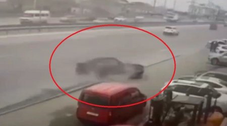 Bakı-Sumqayıt yolunda QƏZA: Avtomobil yol kənarındakı maneəyə çırpıldı - VİDEO