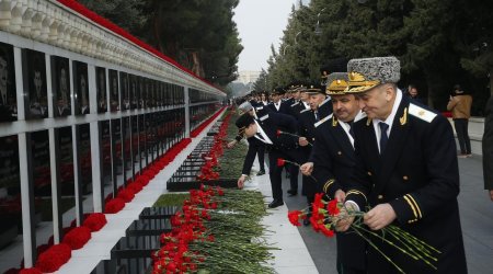 Baş Prokurorluğun rəhbərliyi və kollektivi Şəhidlər xiyabanını ZİYARƏT ETDİ - FOTO 