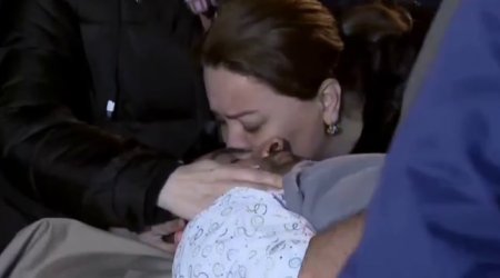 Ana Tehranda yaralanan oğlunun alnından öpdü - VİDEO
