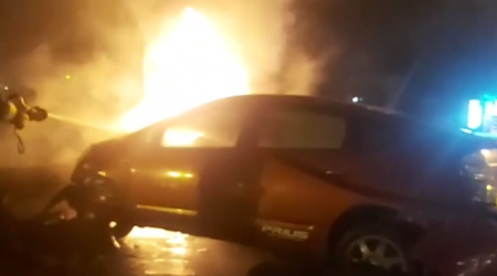 Bakıda “Toyota” markalı minik avtomobili yandı - VİDEO