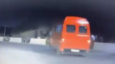 Bakıda “VAZ-2107” avtomobili mikroavtobusa çırpıldı - ANBAAN VİDEO