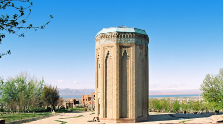Monumental, əzəmətli Möminə xatun türbəsi - VİDEOREPORTAJ