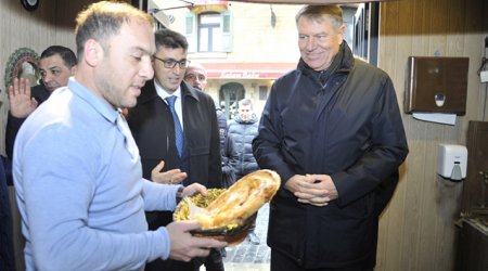 Rumıniya Prezidenti İçərişəhərdə təndir çörəyi yedi - FOTO