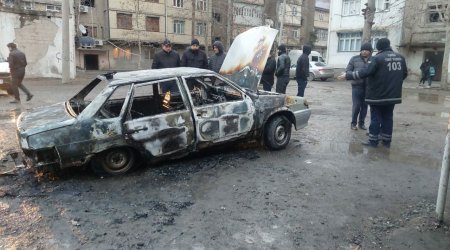 Gəncədə avtomobil dayandığı yerdə yandı - FOTO