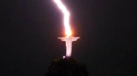 2023-cü il Braziliyada da TƏSİRSİZ ÖTÜŞMÜR: İsa peyğəmbərin heykəlinə ildırım düşdü - FOTO 