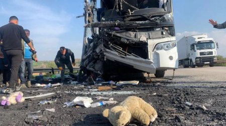 Zəlzələdən zərər çəkənləri daşıyan avtobus qəzaya uğradı: Ölən və yaralananlar var - VİDEO