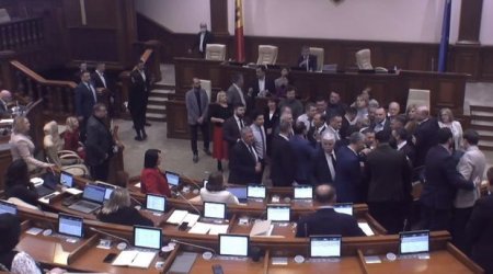 Moldova parlamentində DAVA DÜŞDÜ – ANBAAN VİDEO 