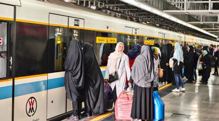 Tehran metrosunda İNSİDENT – Qadına hücum edən polisi sərnişinlər döydü – ANBAAN VİDEO  