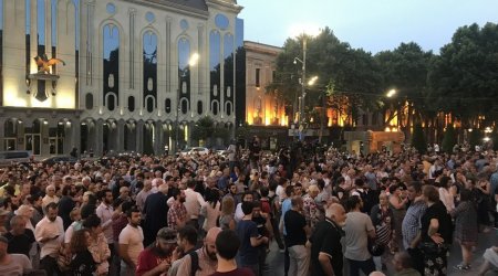 Tbilisidə etirazçılar parlament binasını mühasirəyə aldı – VİDEO  