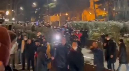 Xüsusi təyinatlılar Tbilisidəki etirazçıları dağıtdı – VİDEO  