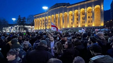Tiflisdə Avropa bayrağını aşırdılar - VİDEO 