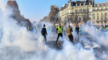 Fransada DƏHŞƏT: Etirazçılara qarşı güllələr və qumbaralardan istifadə EDİLDİ - VİDEO