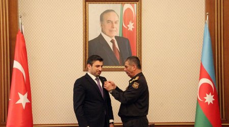 Zakir Həsənov Selçuk Bayraktara medal verdi - FOTO