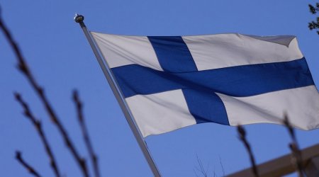 NATO-nun mənzil qərargahının qarşısında Finlandiyanın bayrağı qaldırıldı - VİDEO