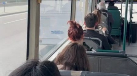 Paytaxtda SÜRÜCÜ SƏHLƏNKARLIĞI: İçərisində sərnişin olan avtobuslar yarışıb - VİDEO 