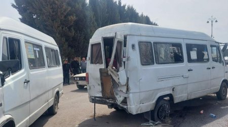 Göygöldə mikroavtobus minik avtomobili ilə toqquşdu - 3 yaralı var - FOTO