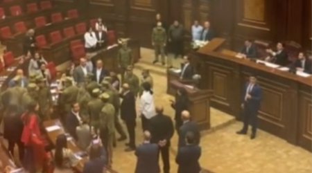 Ermənistan parlamentində DAVA: Əsgərlər parlament binasına daxil oldu – VİDEO 