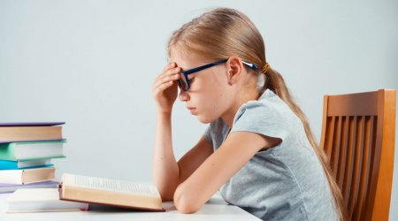 Uşaqlarda məktəb fobiyası: Ürəkbulanma, ağrı və yorğunluq varsa, nə etməli?