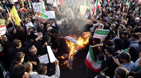 İsfahanda SON VƏZİYYƏT: Etirazçılar həbsxana binası önündə aksiya keçirir - VİDEO 