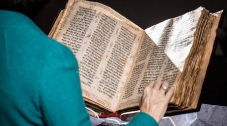 1000 yaşı olan İncil hərracda 38,1 milyon dollara satıldı