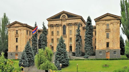 Ermənistan parlamentində yenə dava düşdü - VİDEO 