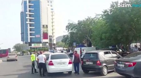 Yol Polisi Bakıda avtobus dayanacağını zəbt edən taksiləri ərazidən YIĞIŞDIRDI – VİDEO 