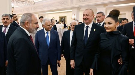 İlham Əliyev Paşinyanla ayaqüstü söhbət etdi - FOTO