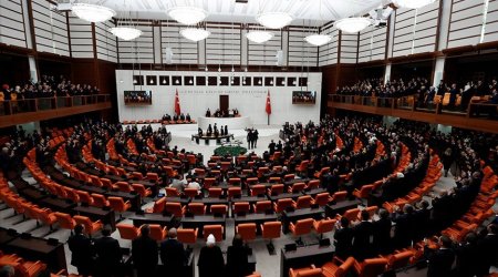Türkiyənin yeni kabinetinin üzvləri parlamentdə AND İÇDİLƏR - FOTO 
