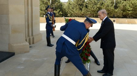 Şahbaz Şərif Şəhidlər xiyabanını ziyarət etdi - FOTO