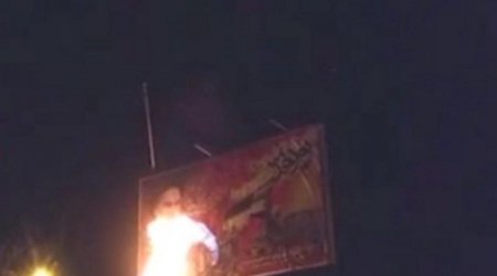 İranda Xomeyninin baneri YANDIRILDI - VİDEO