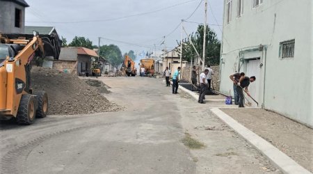 Göyçayda piyada səkilərinin yenidən qurulması işləri davam etdirilir - FOTO 