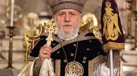 Ermənistanda daha bir qalmaqal: Katolikos iki qızla Taylanda getdi