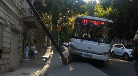 Bakının mərkəzində sərnişin avtobusu qəza törətdi - FOTO 