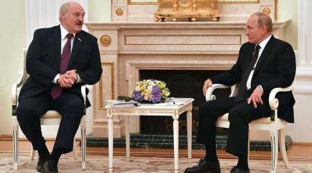 Lukaşenko Putinin yanına XƏRİTƏ ilə getdi - VİDEO