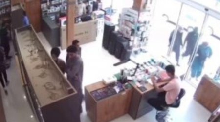İranda mağazaya silahlı basqın EDİLDİ – VİDEO  