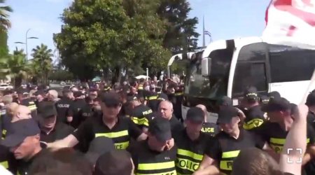 Batumiyə gələn Rusiya gəmisi Gürcüstanda etirazla qarşılandı - VİDEO 