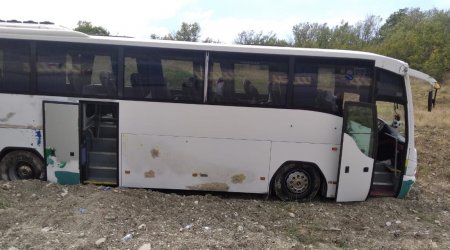 Şamaxıda turistləri daşıyan avtobus qəzaya DÜŞDÜ: Yaralılar var – FOTO  