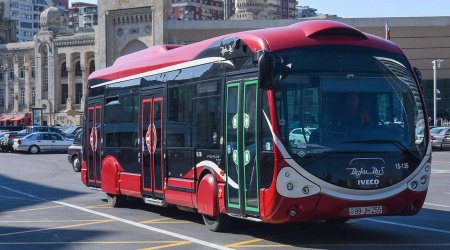 Paytaxtda 108 marşrut avtobusu GECİKİR