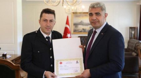 Azərbaycan bayrağına qarşı diqqət göstərən Türkiyə polisi MÜKAFATLANDIRILDI - VİDEO 
