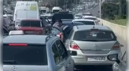 Bakı-Sumqayıt yolunda sıxlıq: Avtomobillərin hərəkəti dayandı - VİDEO 