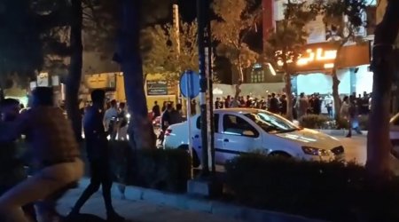 İran HAL-HAZIRDA: Etirazlara mane olmaq üçün polis inqilabçılara atəş açır - VİDEO  