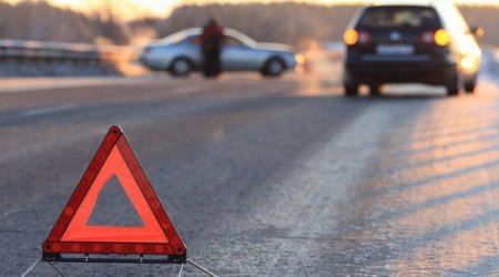Hacıqabulda minik avtomobili TIR-la toqquşdu - 2 nəfər öldü