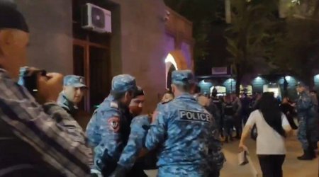 İrəvanda SON VƏZİYYƏT: Polis etirazçılara qarşı səs qumbaralarından istifadə edir - VİDEO 