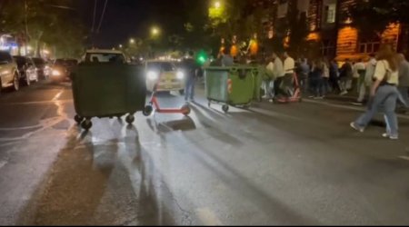İrəvanda SON VƏZİYYƏT: Etirazçılar yolları zibil qutuları ilə bağlayırlar - VİDEO
